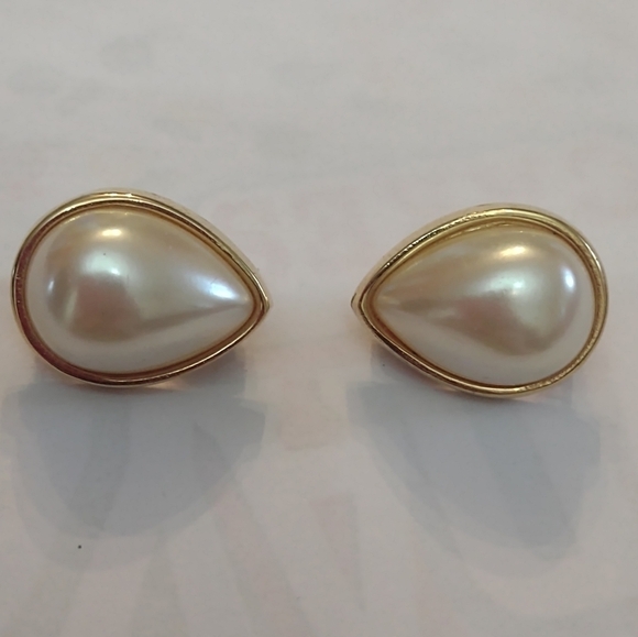 Signed Richelieu vintage women's clip on earrings tear drop - Picture 1 of 6